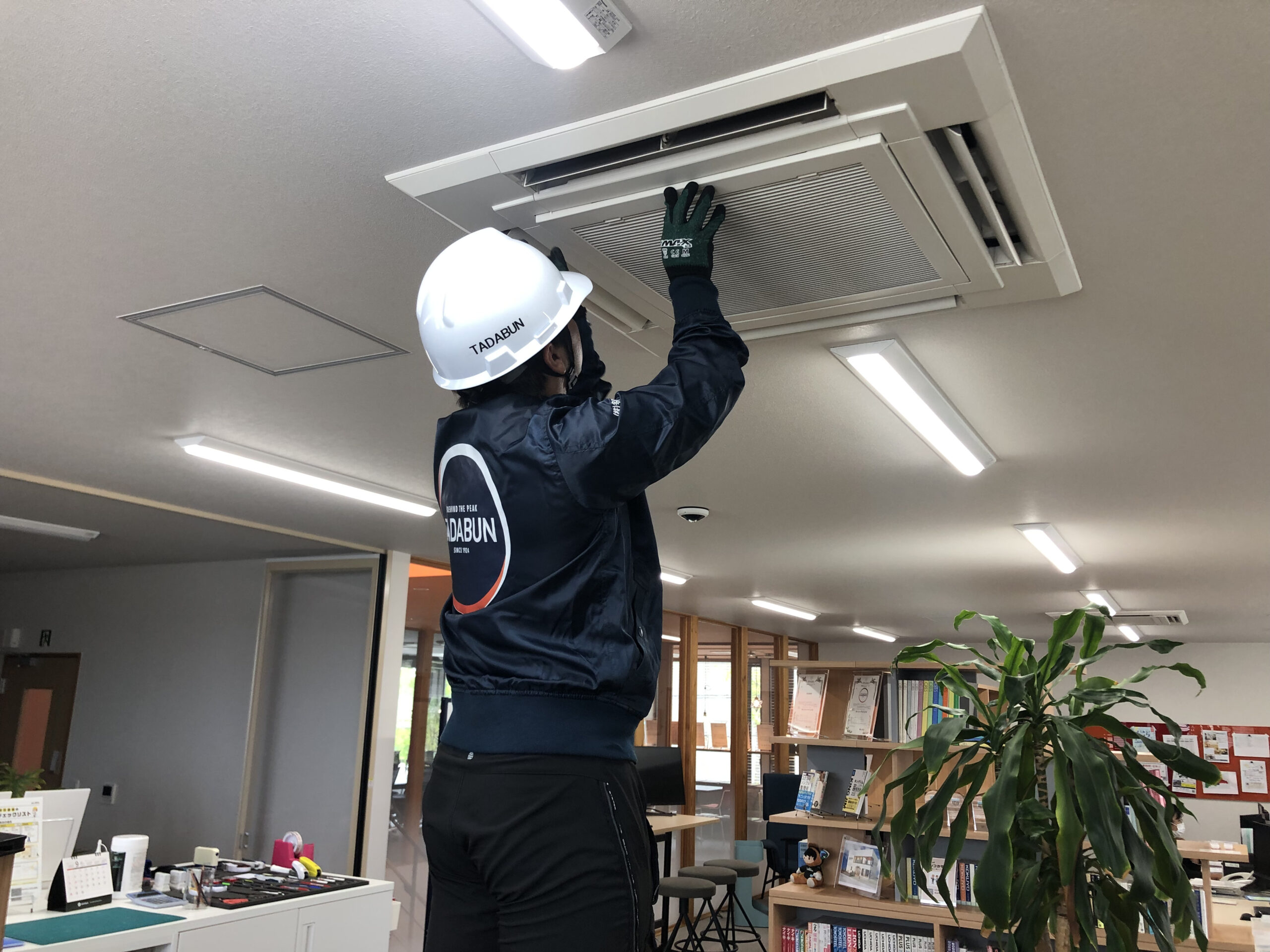 空調機器新設工事【オフィス空調工事】～間仕切り後の部屋を快適な学習空間へ～