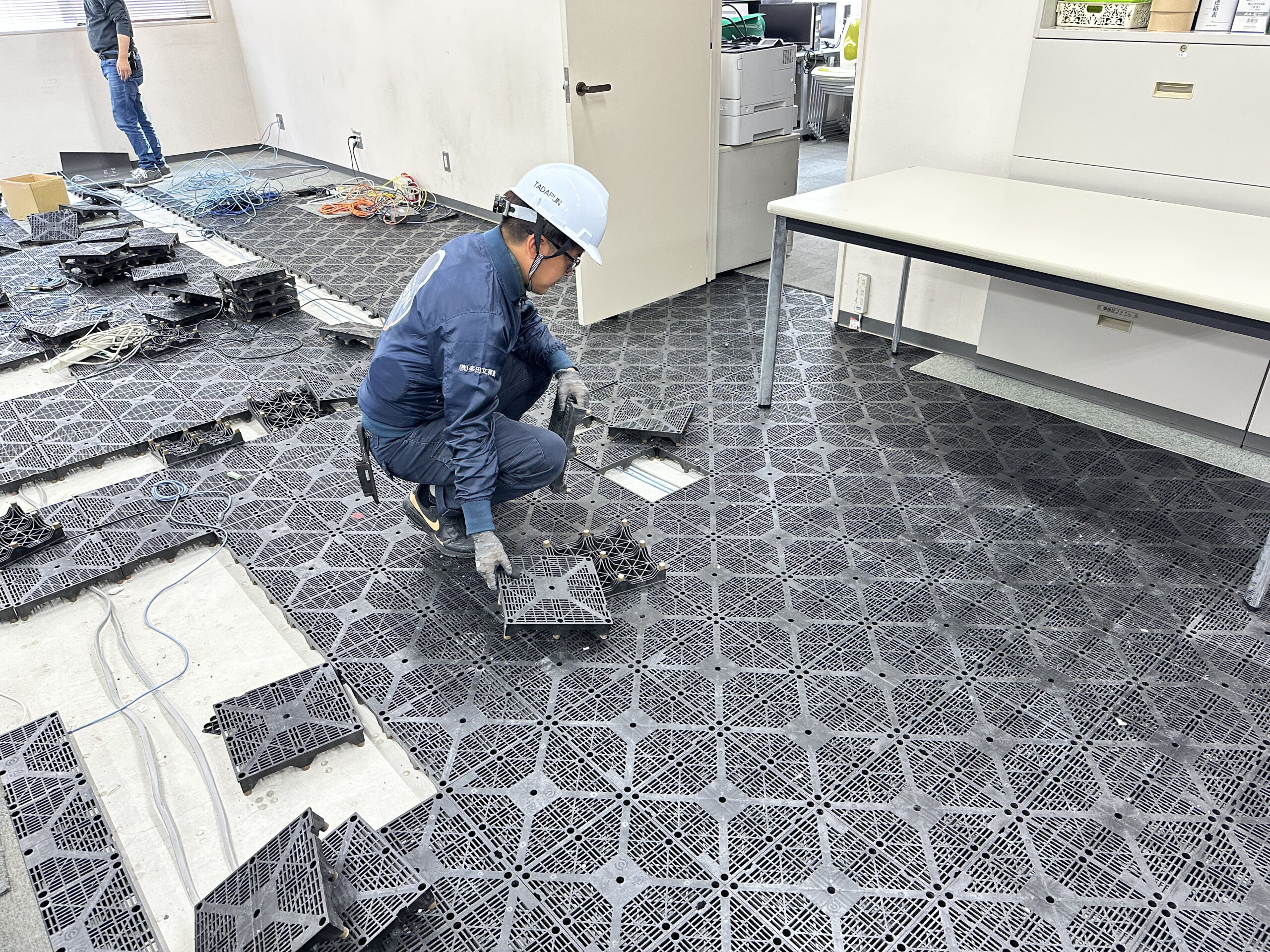 OAフロアのぐらつきを修理！劣化した部品の交換と高さ調整で改善