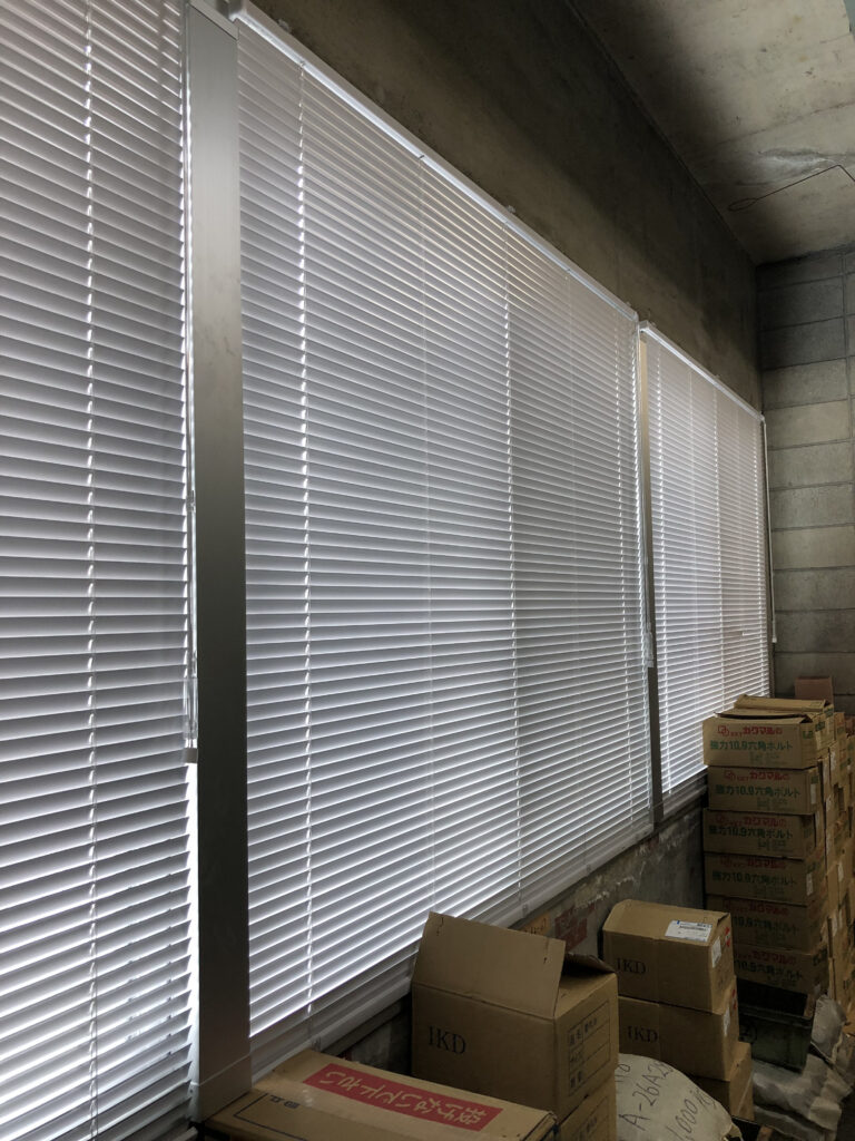 「ブラインド工事」「遮熱ブラインド」「工場 作業場 暑さ対策」「工場 窓 遮熱」「作業場 環境改善」