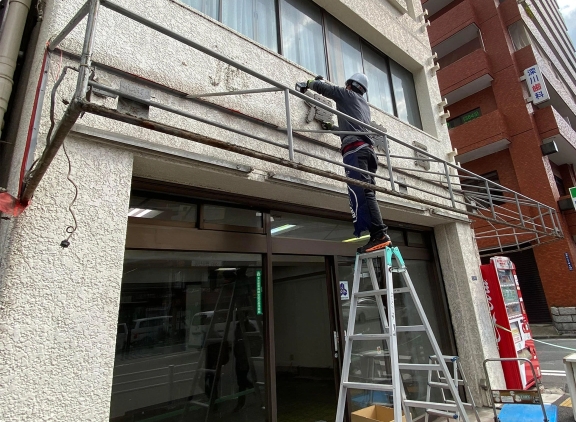 店舗の閉業に伴う看板撤去・外壁補修工事