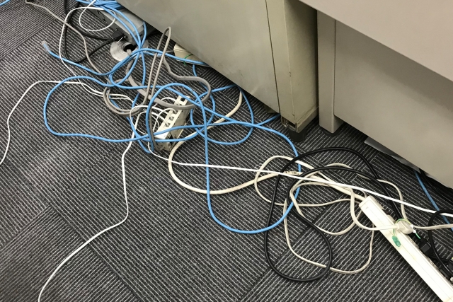 古くなったオフィスの配線を入れ替え！配線工事でネットワーク環境も改善