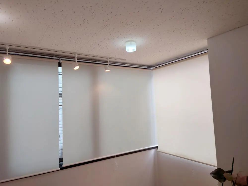 高天井の事務所に遮熱ロールスクリーンを設置｜大型窓の日差し・目隠し対策