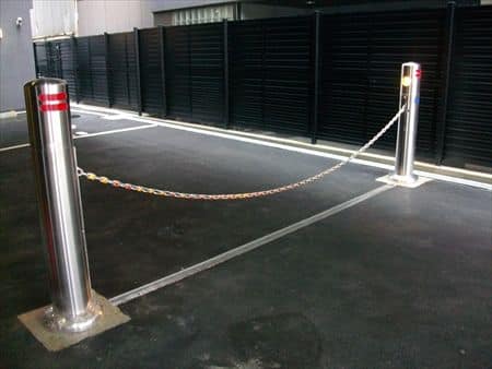 駐車場の出入口に電動チェーンゲートを設置｜ボタン一つで簡単に開閉